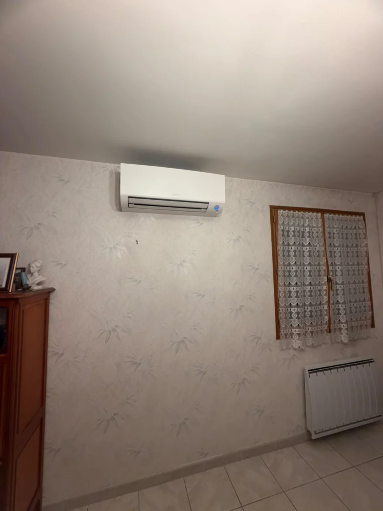 Split mural de climatisation réversible dans une chambre avec radiateur électrique, climaticien Île-de-France