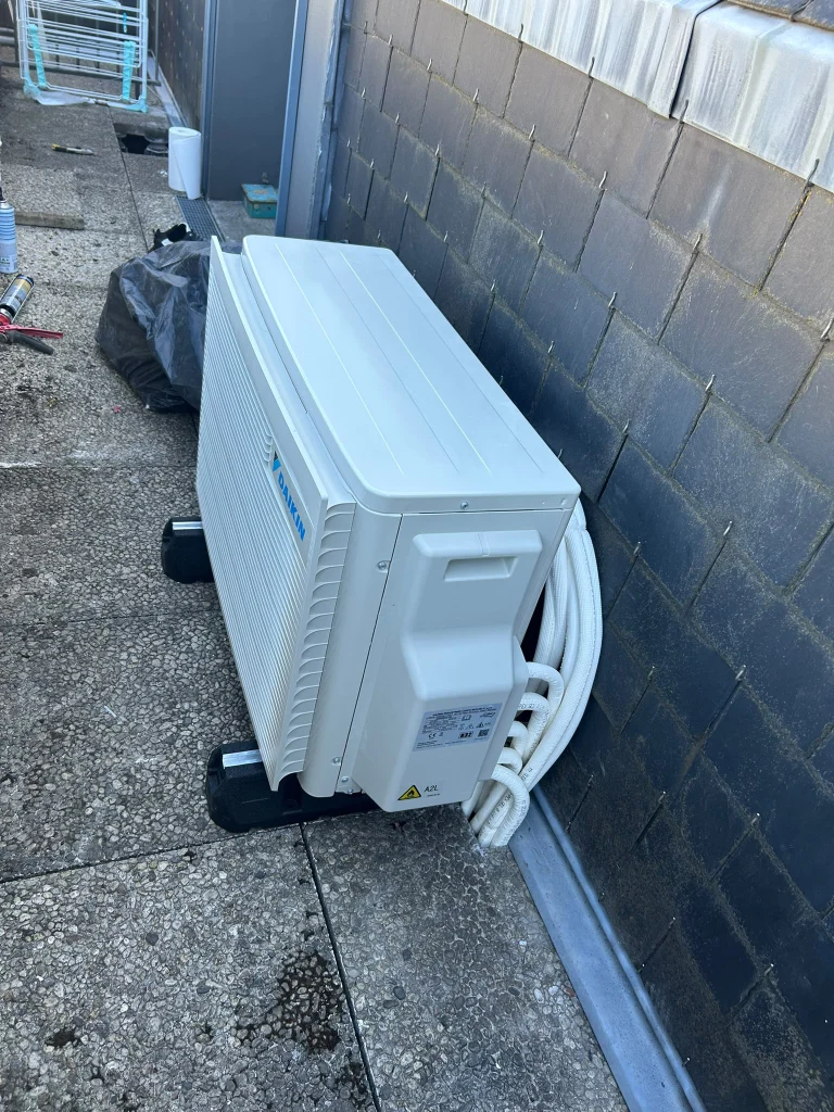 Climatisation réversible Daikin : console au sol intérieure et groupe extérieur sur plots, climaticien Île-de-France