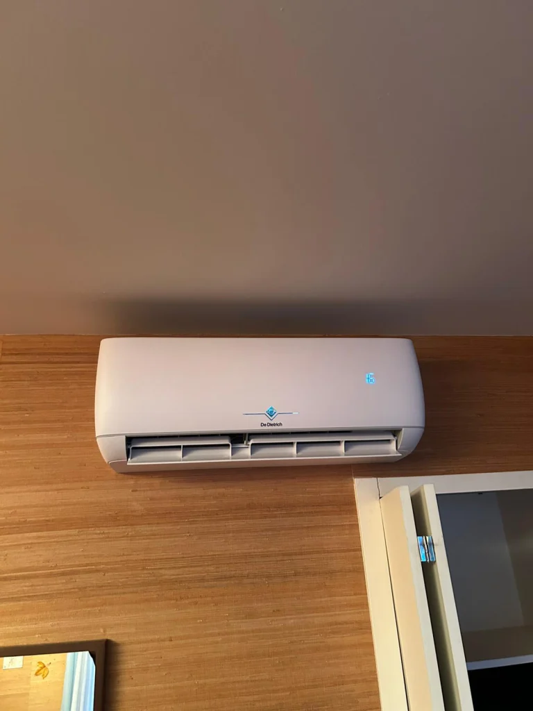 Split mural de climatisation installé au-dessus d'un bureau de télétravail, climaticien Île-de-France