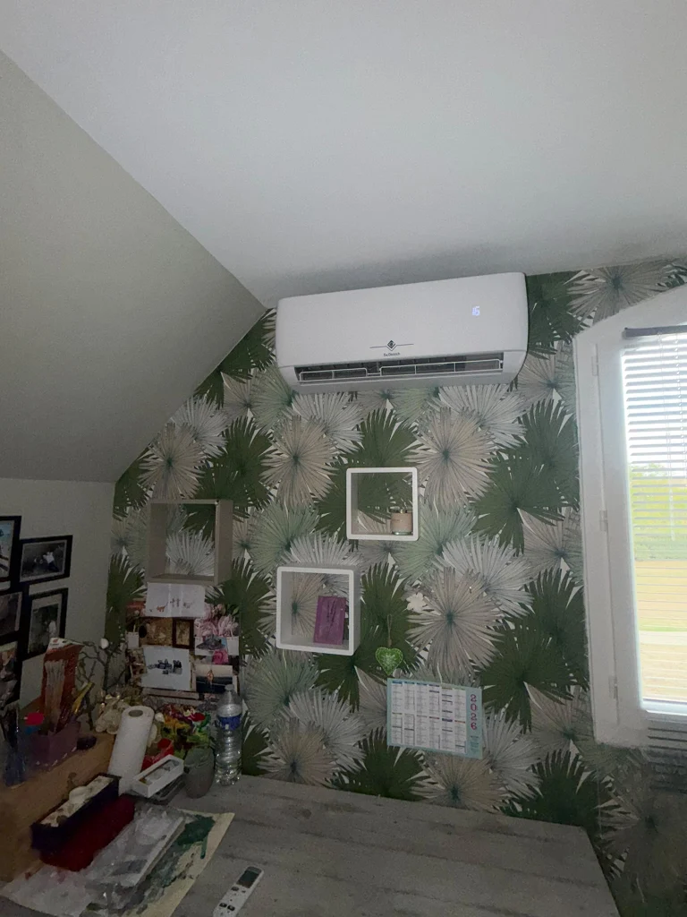 Split mural de climatisation dans une chambre d'enfant sous les combles, papier peint fleuri, climaticien Île-de-France