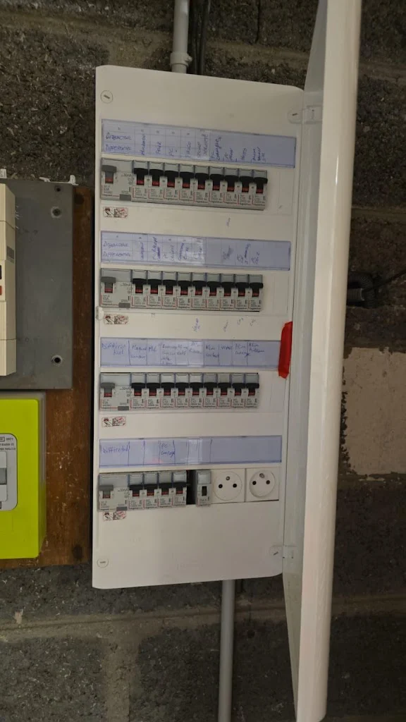Tableau électrique neuf de quatre rangées avec différentiels et circuits repérés, posé par un électricien Île-de-France