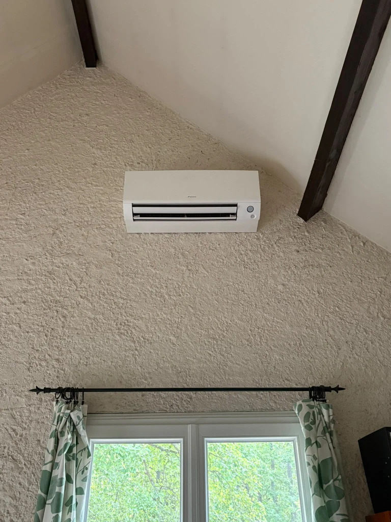 Split mural de climatisation sous rampant et second split au-dessus d'une porte-fenêtre, climaticien Île-de-France