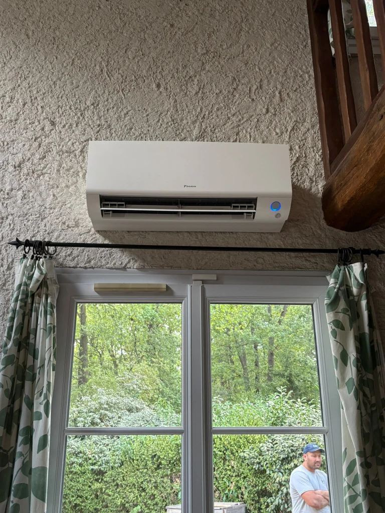 Split mural de climatisation sous rampant et second split au-dessus d'une porte-fenêtre, climaticien Île-de-France