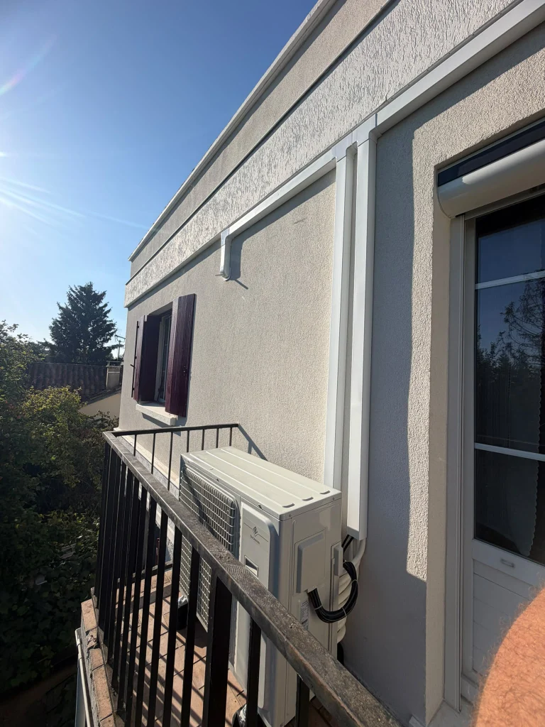 Groupe extérieur de climatisation sur support mural au balcon d'un appartement, climaticien Île-de-France