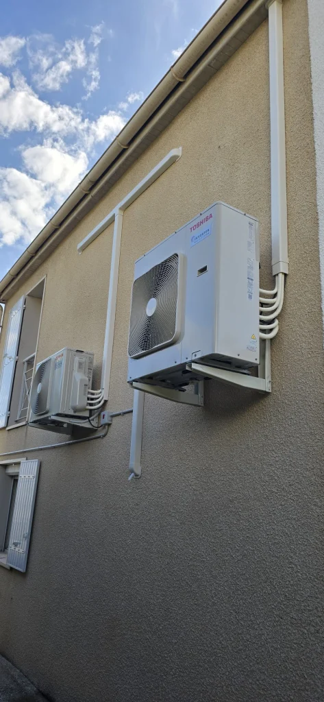Second groupe extérieur de climatisation ajouté sur support mural au-dessus d'un appareil existant, climaticien Île-de-France