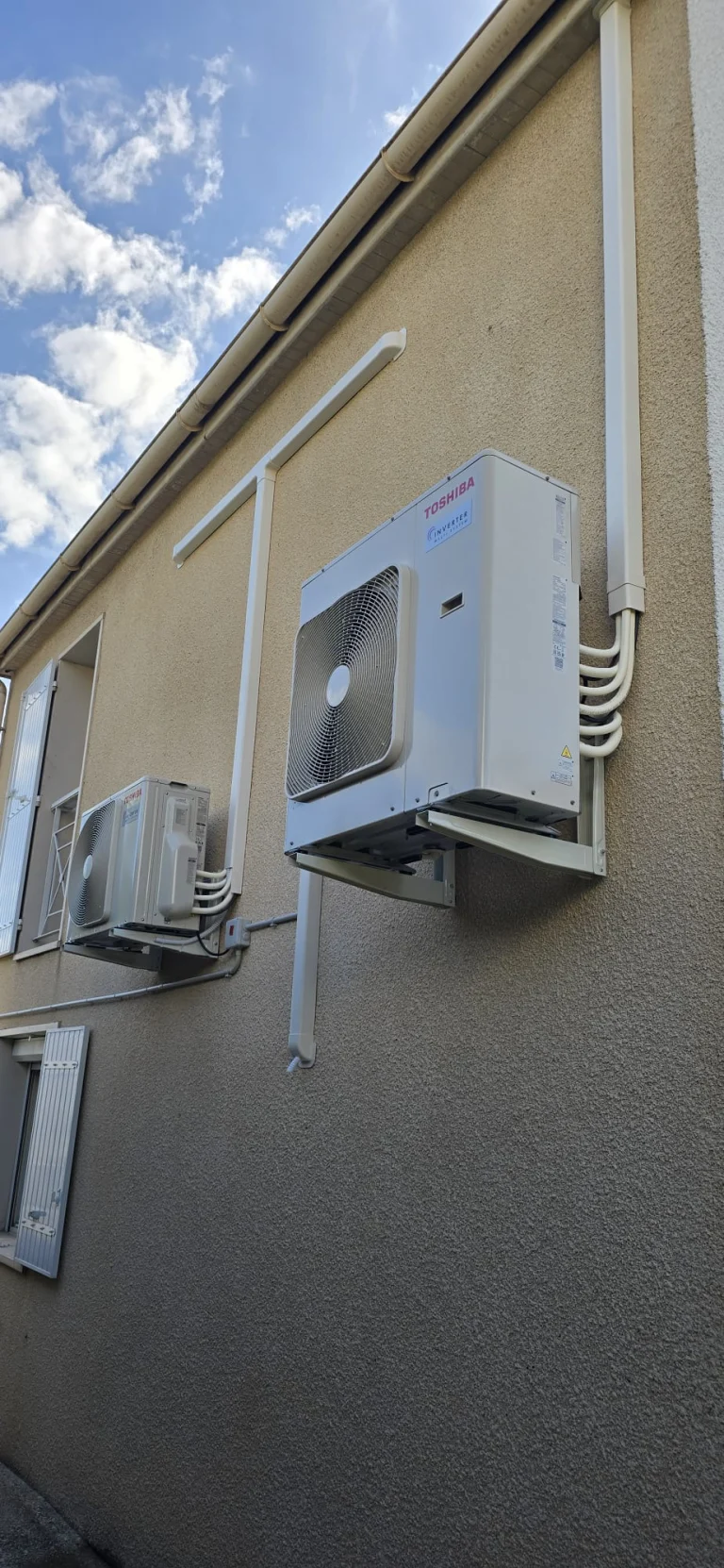 Second groupe extérieur de climatisation ajouté sur support mural au-dessus d'un appareil existant, climaticien Île-de-France
