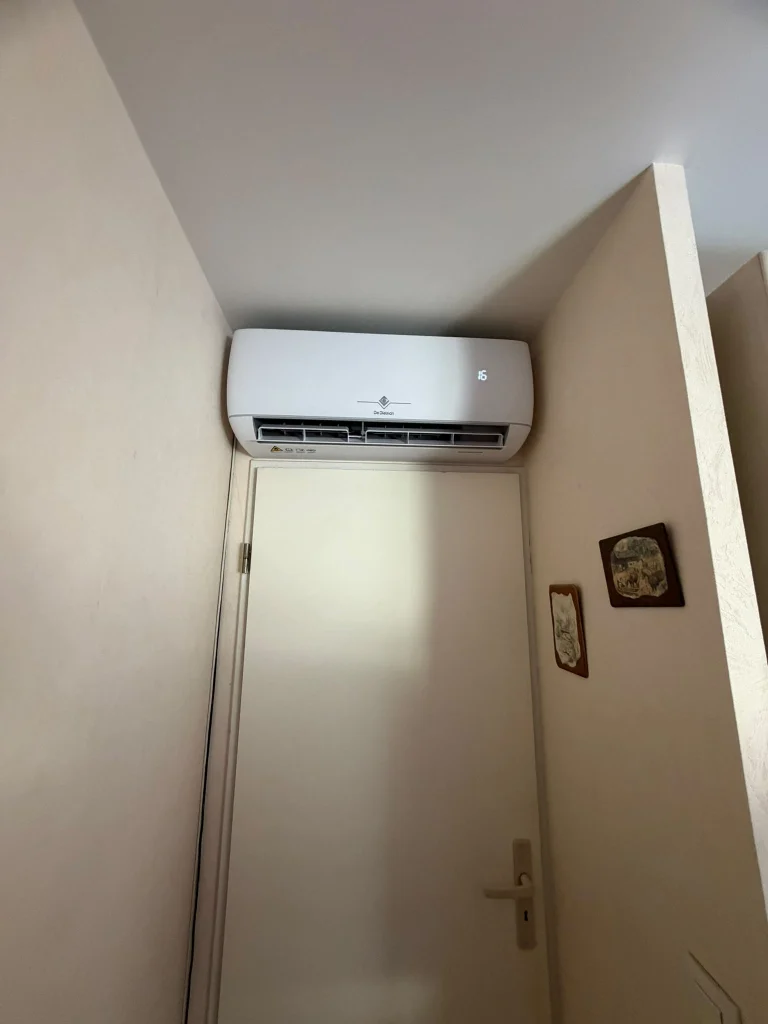 Split mural de climatisation installé dans un couloir d'appartement, climaticien Île-de-France