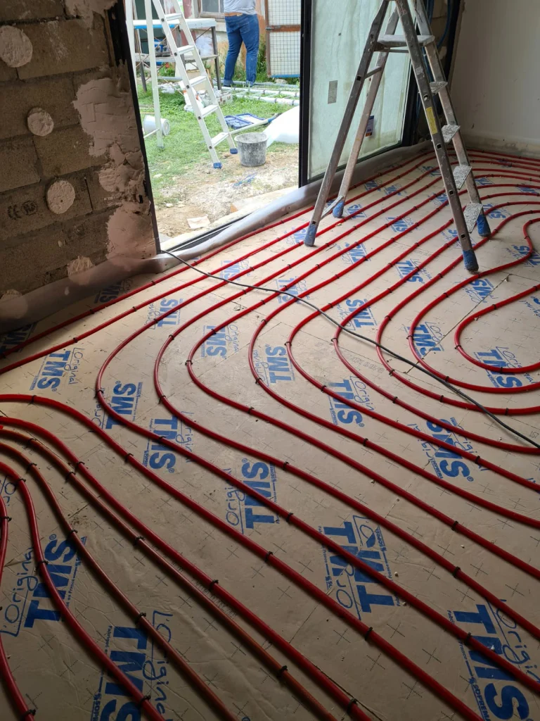 Plancher chauffant en rénovation : tubes agrafés sur isolant avant chape, chauffagiste Île-de-France