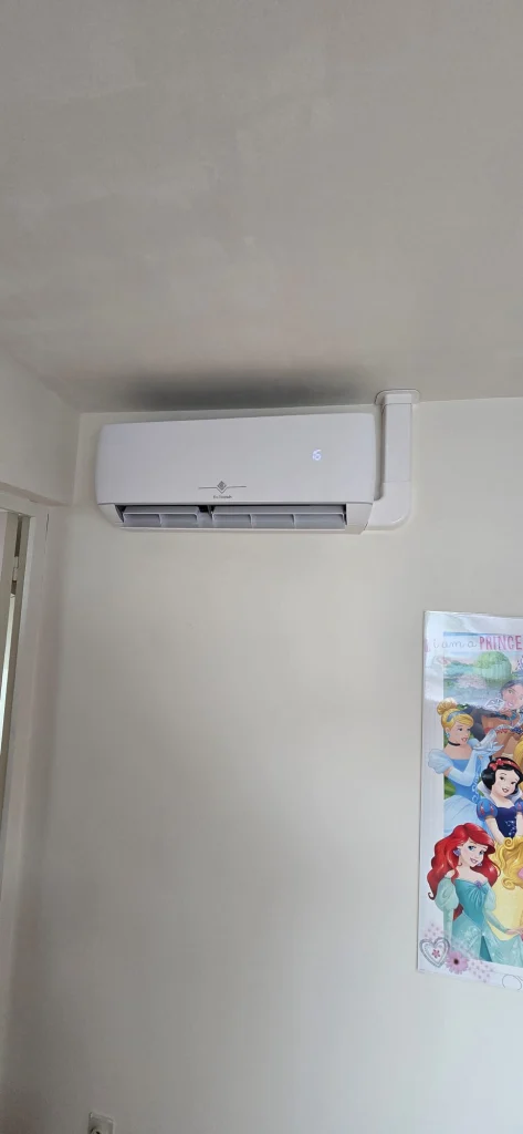 Split mural de climatisation dans une chambre d'enfant, climaticien Île-de-France
