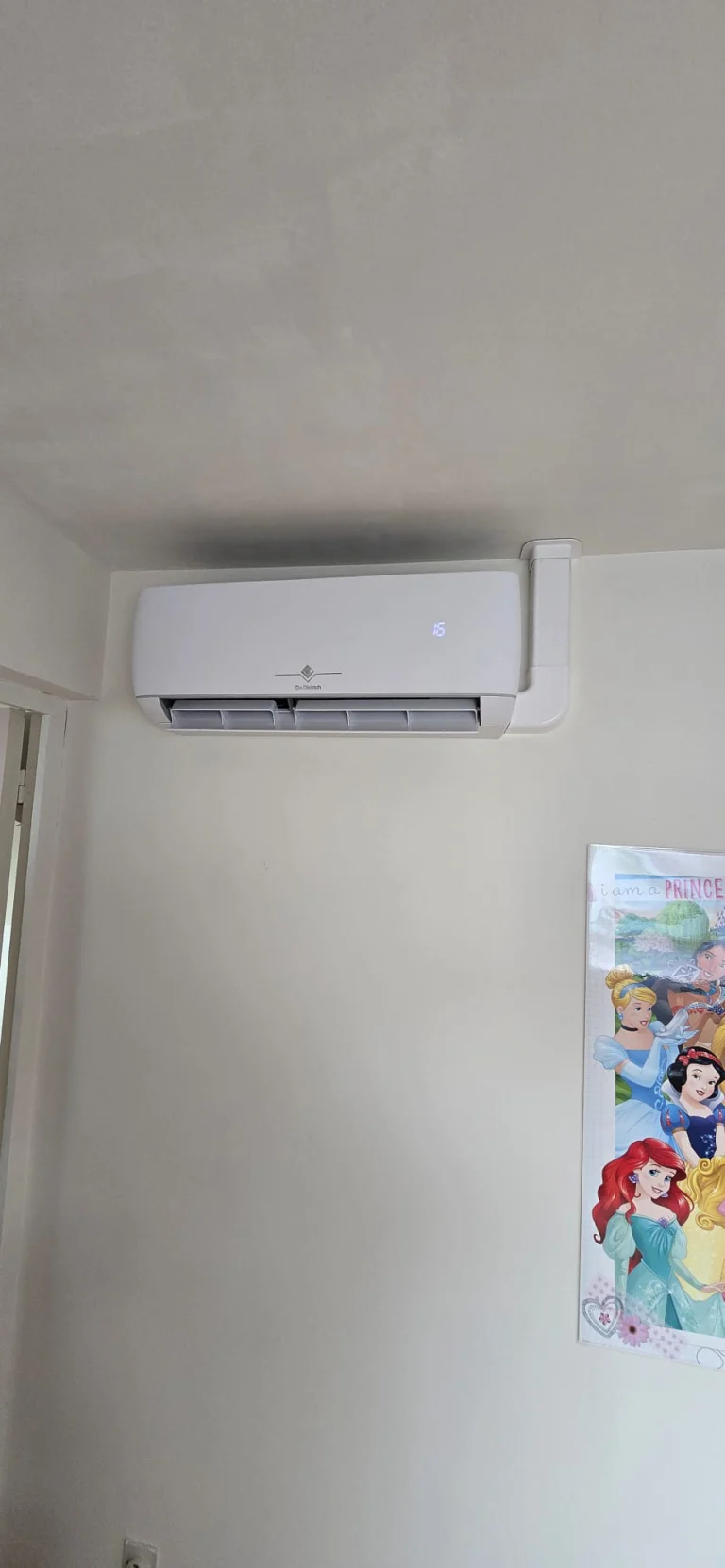 Split mural de climatisation dans une chambre d'enfant, climaticien Île-de-France