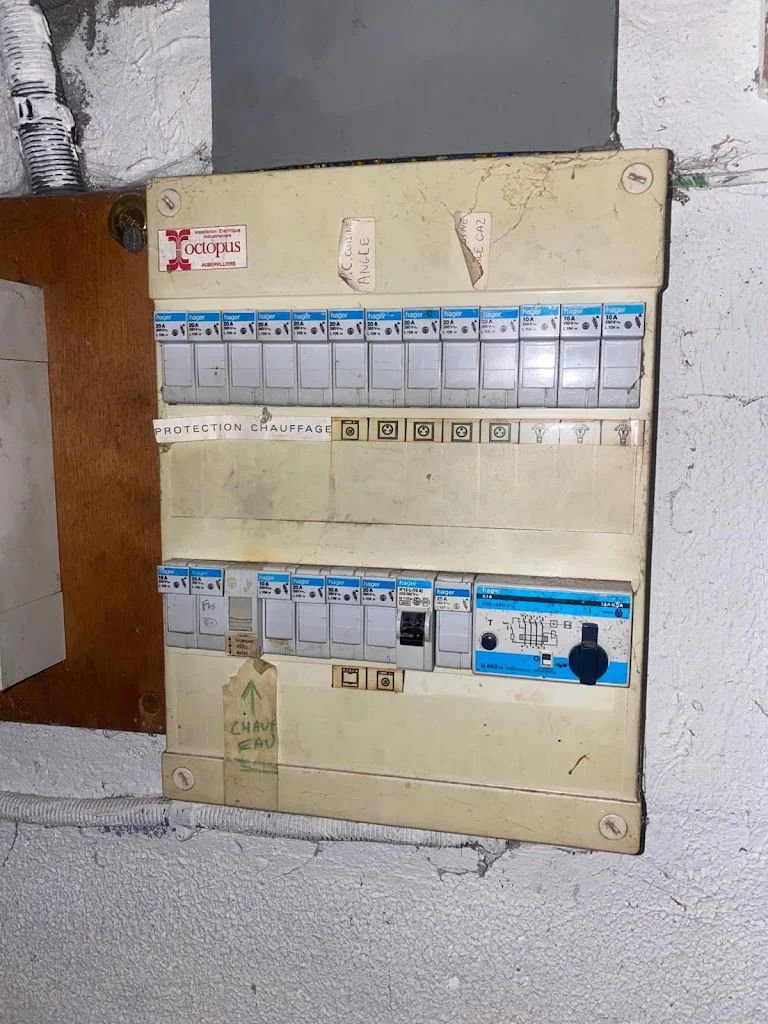 Très ancien tableau électrique à coupe-circuits à fusibles, sans différentiel, avant remplacement par un électricien Île-de-France