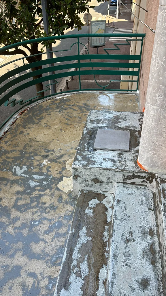 Coursive d'un bâtiment public après application d'une étanchéité liquide armée le long des poteaux, étancheur Île-de-France
