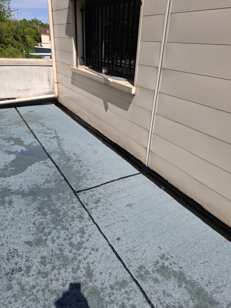 Terrasse d'immeuble à bardage avec étanchéité bitume ardoisée neuve et relevés, étancheur Île-de-France