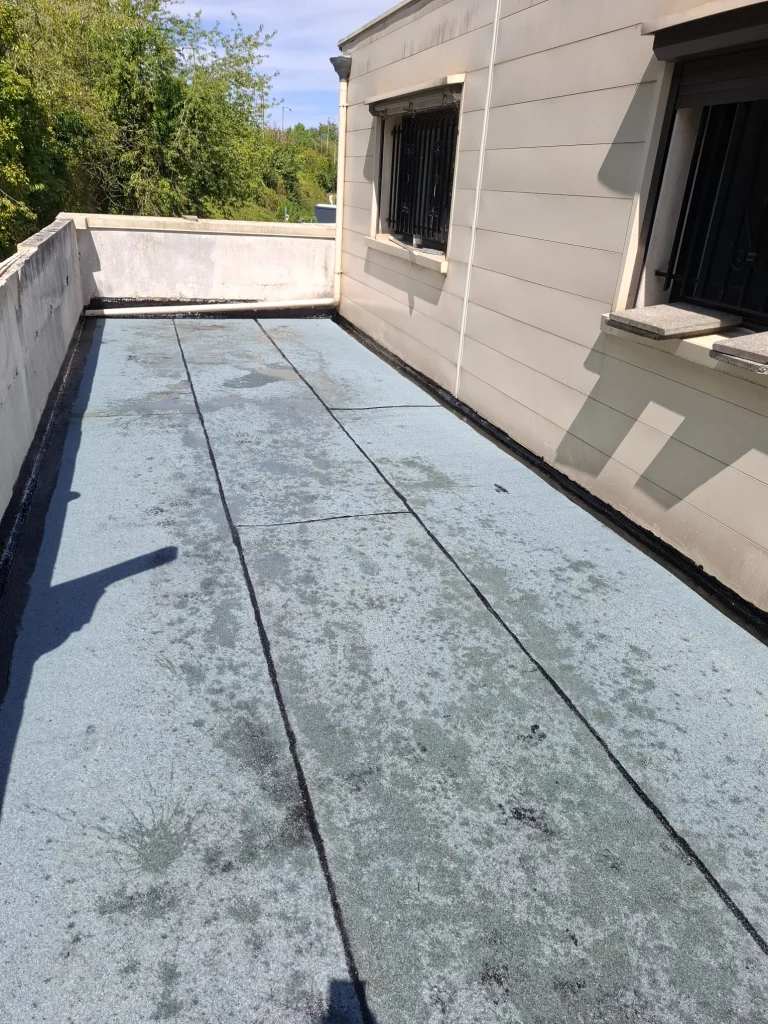 Terrasse d'immeuble à bardage avec étanchéité bitume ardoisée neuve et relevés, étancheur Île-de-France