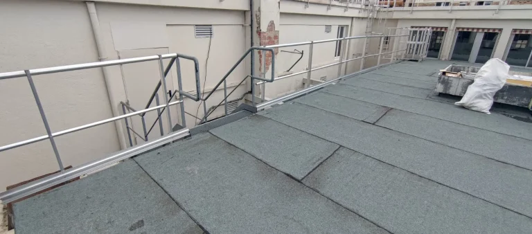 Terrasse technique d'immeuble après réfection de l'étanchéité bitume ardoisée, garde-corps métalliques, étancheur Île-de-France