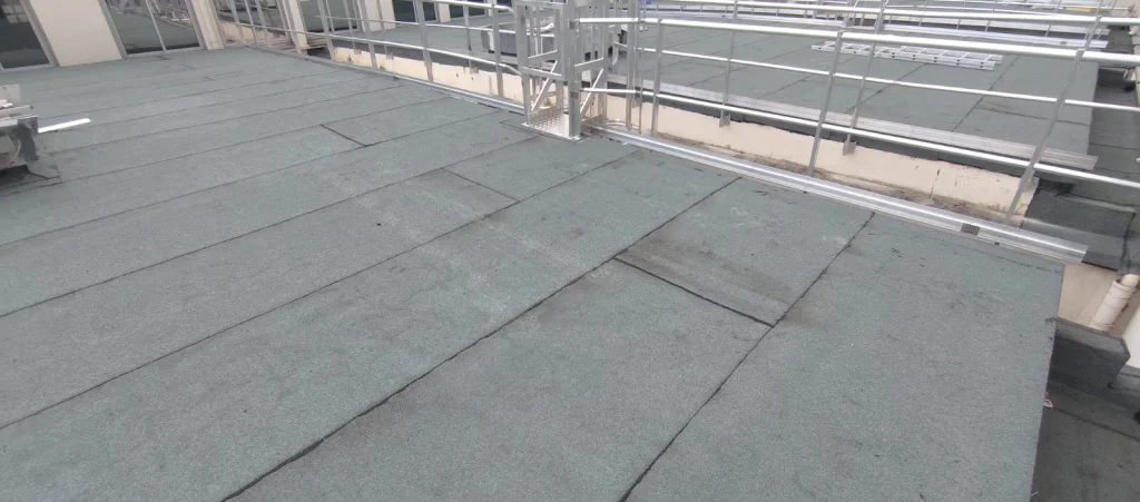 Terrasse technique d'immeuble après réfection de l'étanchéité bitume ardoisée, garde-corps métalliques, étancheur Île-de-France