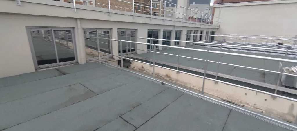 Terrasse technique d'immeuble après réfection de l'étanchéité bitume ardoisée, garde-corps métalliques, étancheur Île-de-France