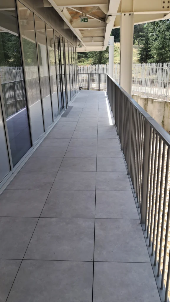 Coursive et terrasse de résidence en dalles sur plots avec jardinière, étancheur Île-de-France