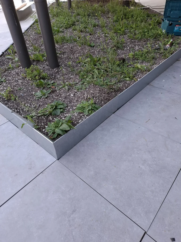 Coursive et terrasse de résidence en dalles sur plots avec jardinière, étancheur Île-de-France