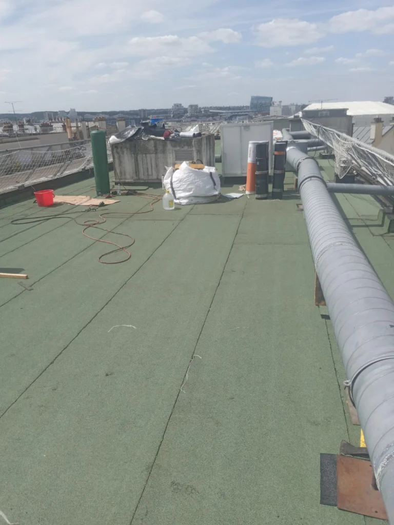 Toiture-terrasse en membrane ardoisée verte avec relevés autour des gaines de ventilation, étancheur Île-de-France