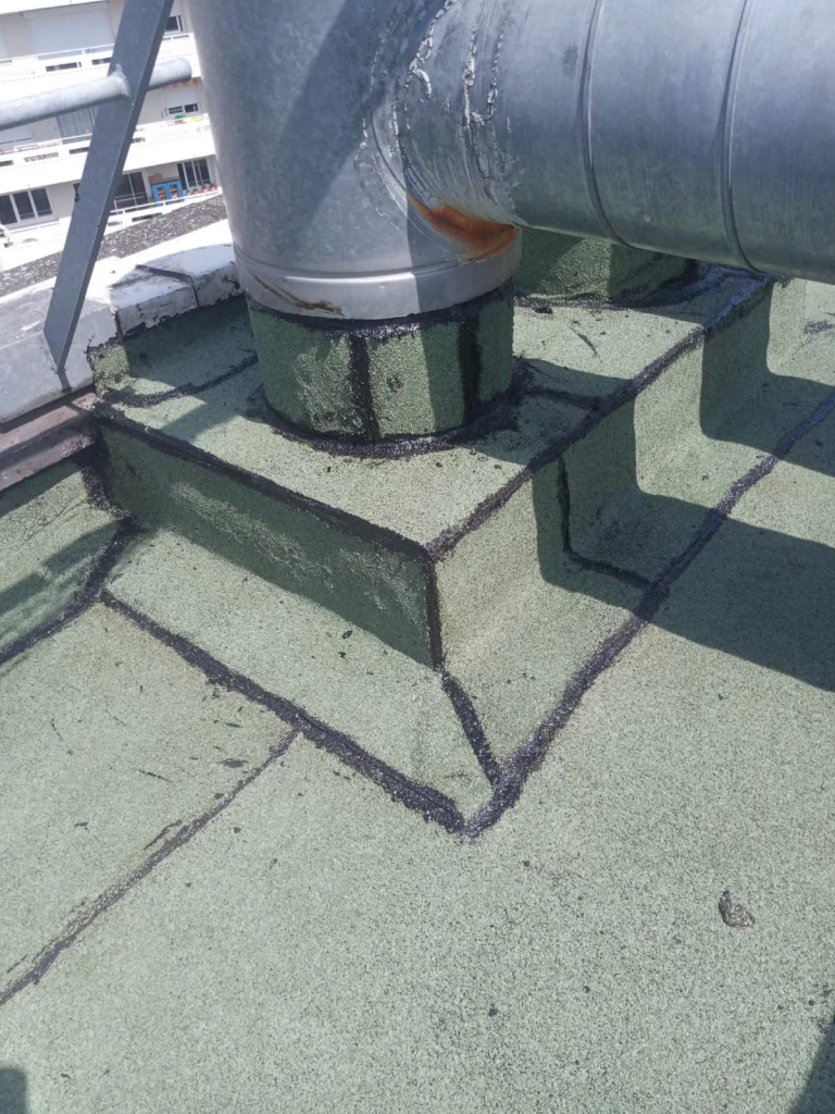 Toiture-terrasse en membrane ardoisée verte avec relevés autour des gaines de ventilation, étancheur Île-de-France