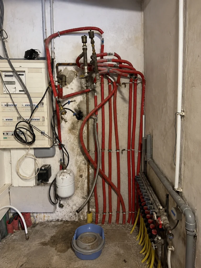 Local technique vétuste avec tuyauterie de chauffage enchevêtrée, vase d'expansion et tableau électrique à reprendre, mise en conformité du chauffage Île-de-France