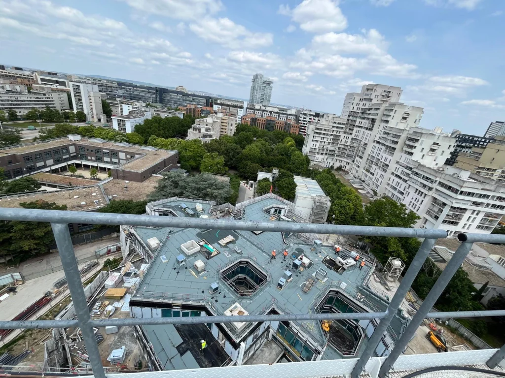 Toitures-terrasses et patios d'immeubles neufs en cours d'étanchéité, vue depuis la grue, étancheur Île-de-France