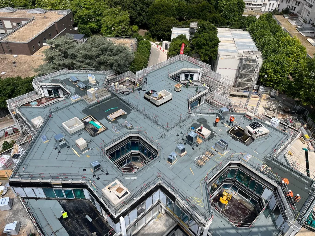 Toitures-terrasses et patios d'immeubles neufs en cours d'étanchéité, vue depuis la grue, étancheur Île-de-France