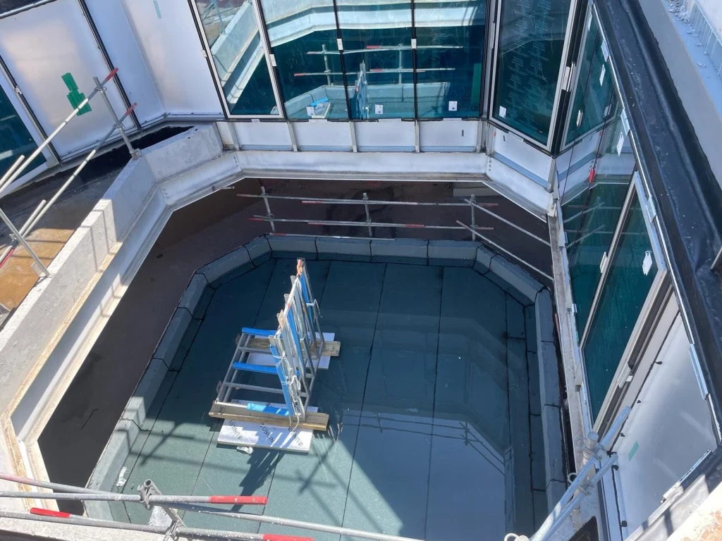 Toitures-terrasses et patios d'immeubles neufs en cours d'étanchéité, vue depuis la grue, étancheur Île-de-France
