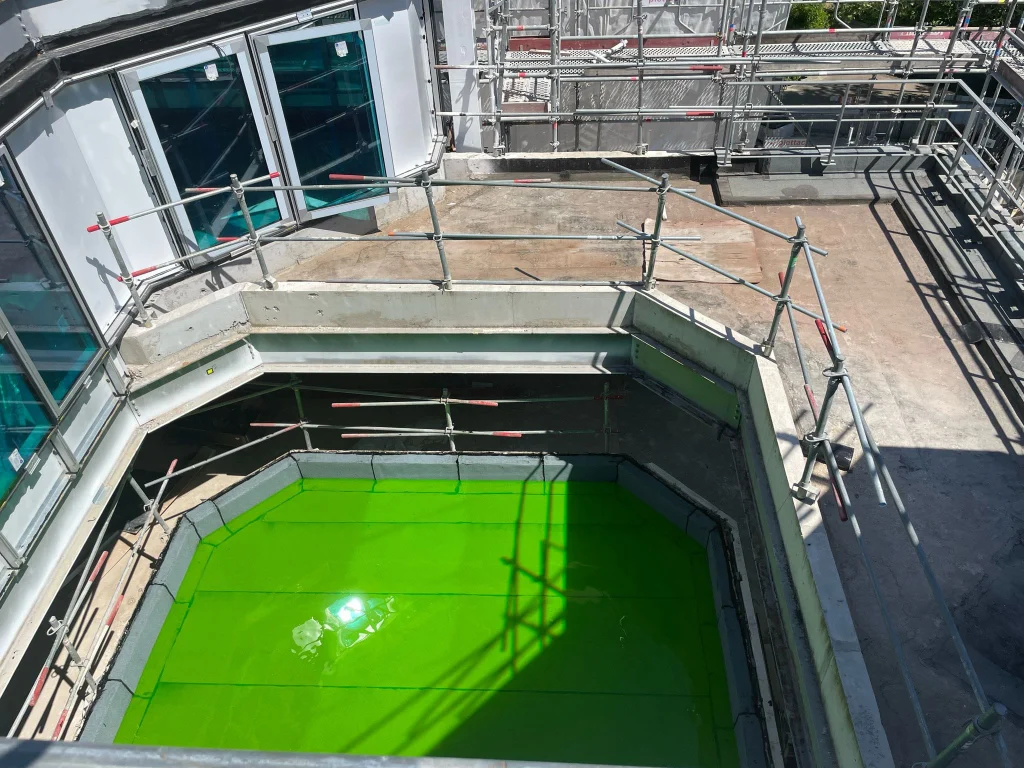 Toitures-terrasses et patios d'immeubles neufs en cours d'étanchéité, vue depuis la grue, étancheur Île-de-France