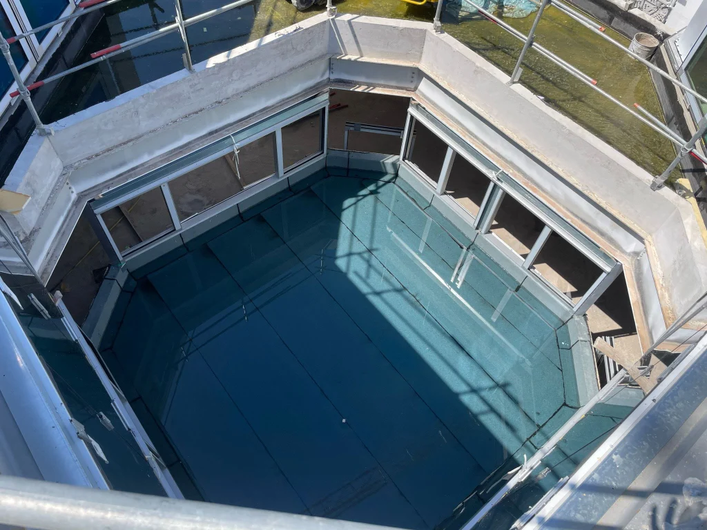Toitures-terrasses et patios d'immeubles neufs en cours d'étanchéité, vue depuis la grue, étancheur Île-de-France