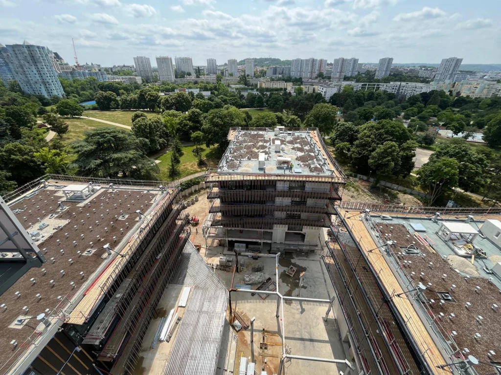 Toitures-terrasses et patios d'immeubles neufs en cours d'étanchéité, vue depuis la grue, étancheur Île-de-France