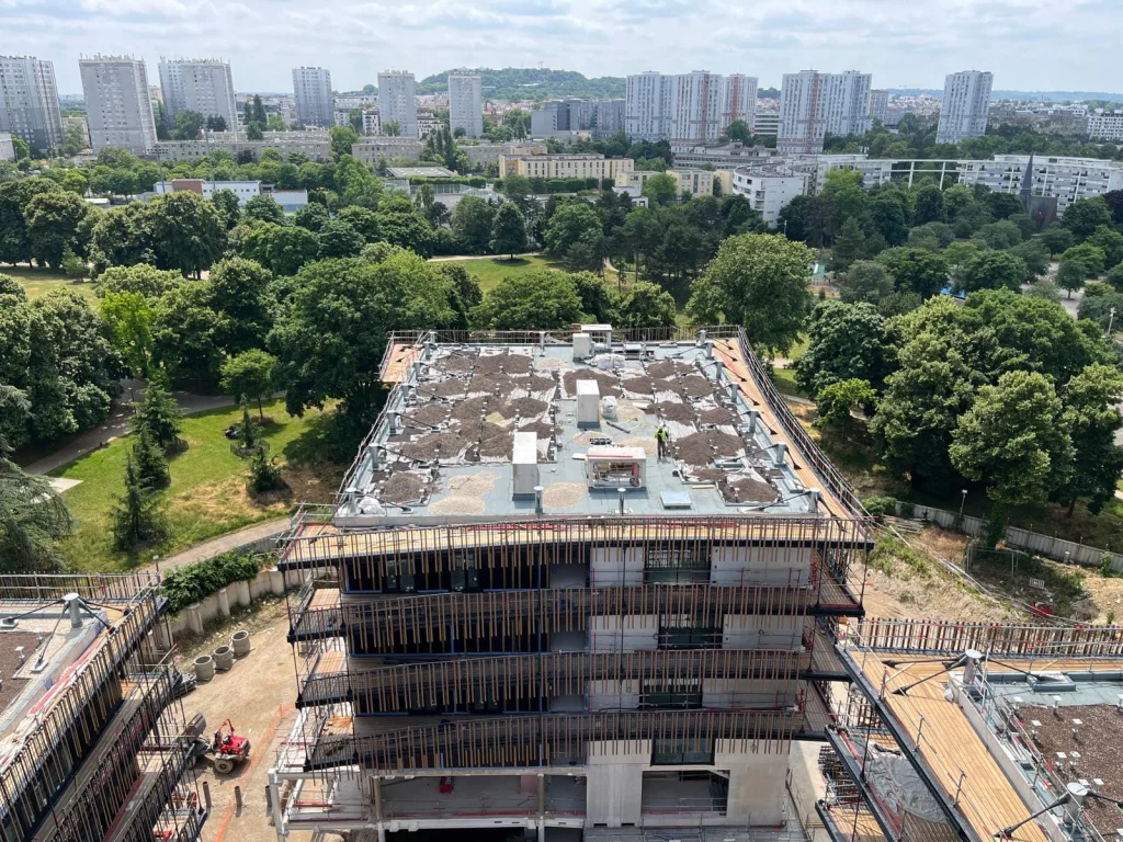 Toitures-terrasses et patios d'immeubles neufs en cours d'étanchéité, vue depuis la grue, étancheur Île-de-France