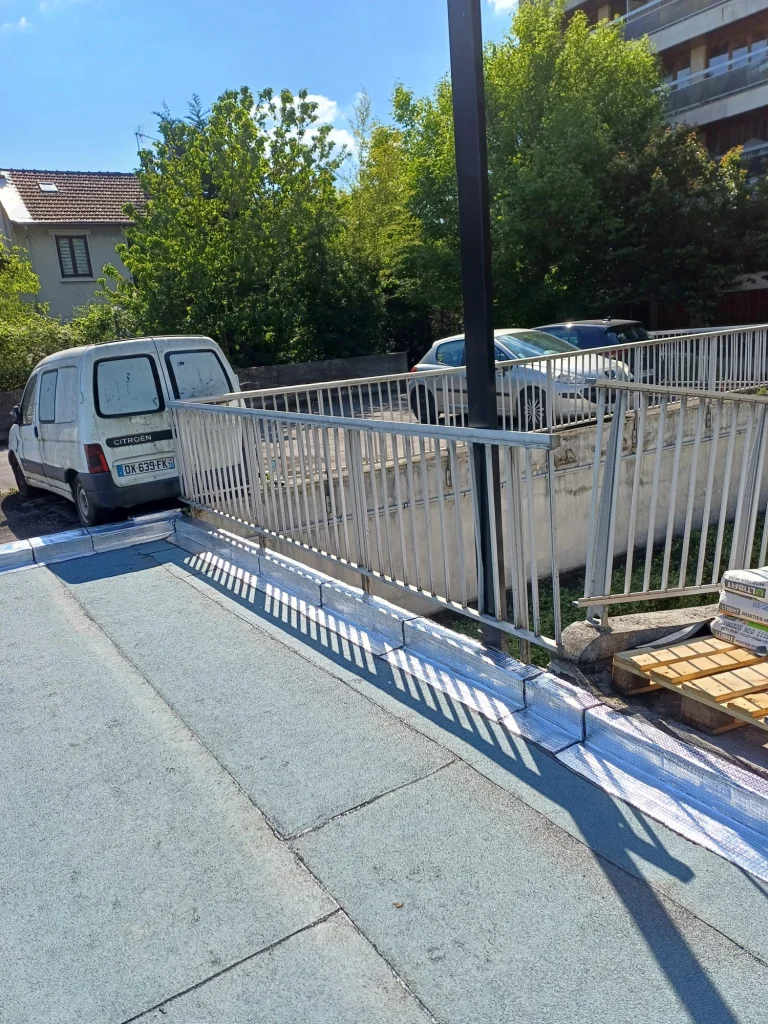 Toiture des garages d'une résidence refaite en bitume avec relevés aluminium, étancheur Île-de-France