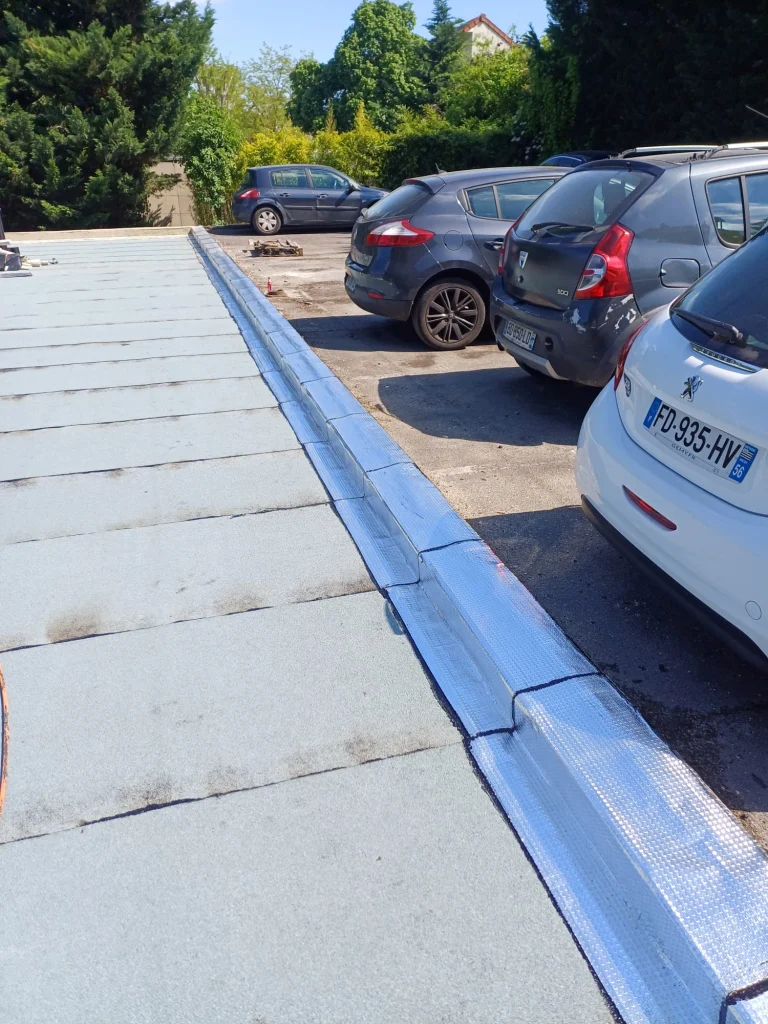 Toiture des garages d'une résidence refaite en bitume avec relevés aluminium, étancheur Île-de-France