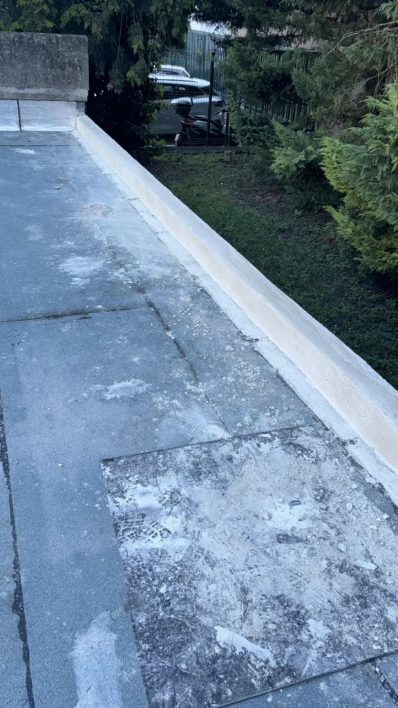 Toiture des garages d'une résidence refaite en bitume avec relevés aluminium, étancheur Île-de-France