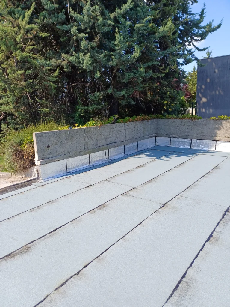 Toiture des garages d'une résidence refaite en bitume avec relevés aluminium, étancheur Île-de-France
