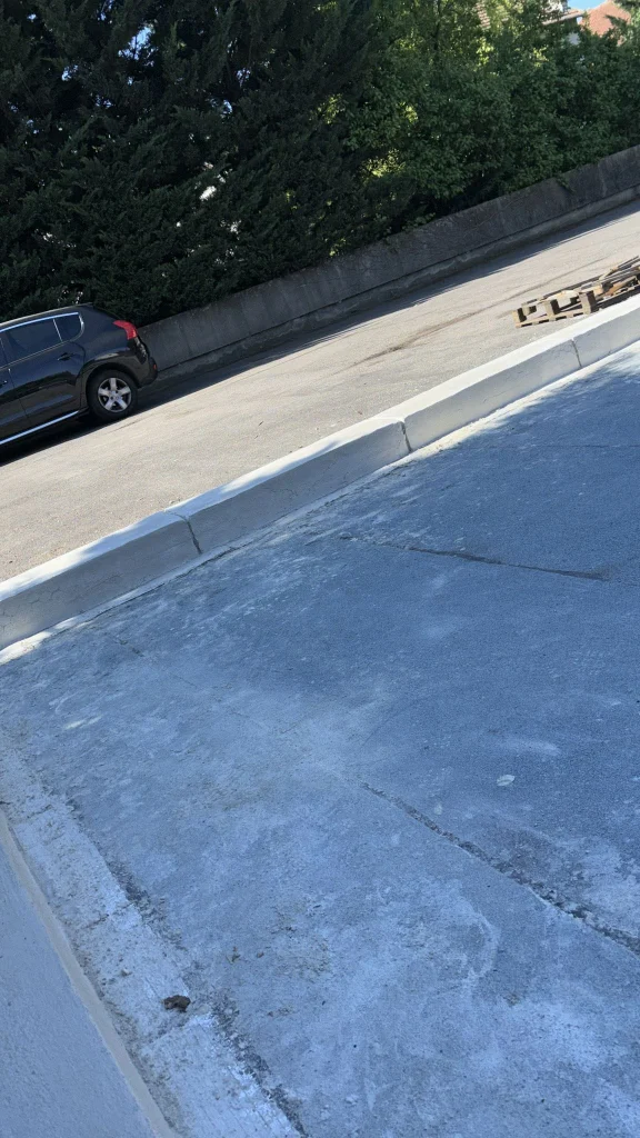 Toiture des garages d'une résidence refaite en bitume avec relevés aluminium, étancheur Île-de-France