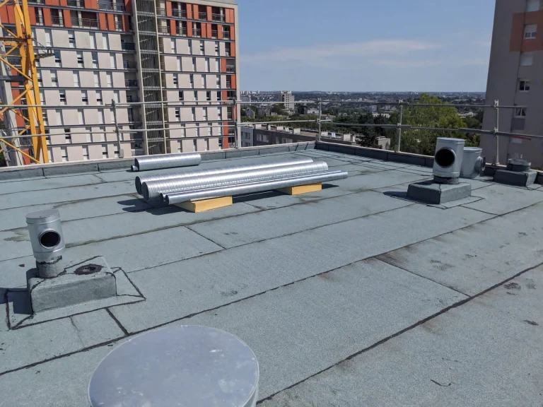Toiture-terrasse de bâtiment collectif en bitume ardoisé avec sorties de ventilation traitées, étancheur Île-de-France